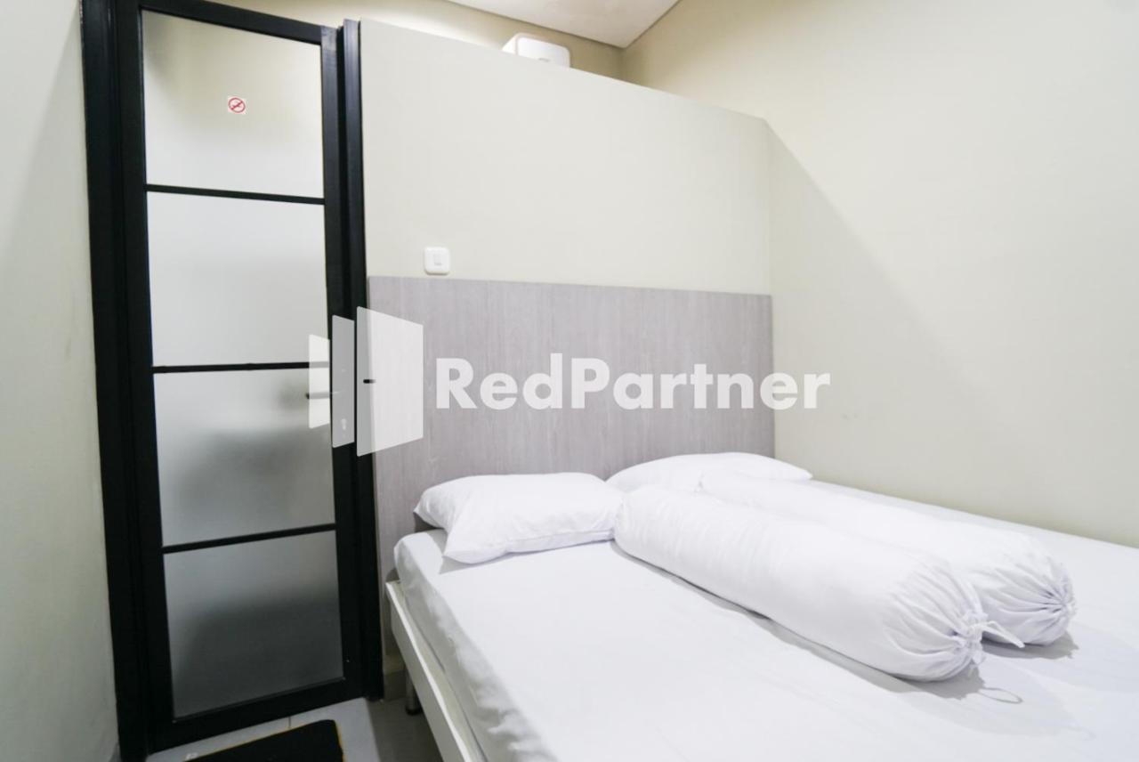Tomang Gelong Guest House Syariah Mitra Reddoorz Jakarta Exterior photo