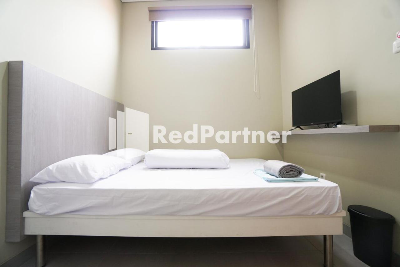 Tomang Gelong Guest House Syariah Mitra Reddoorz Jakarta Exterior photo