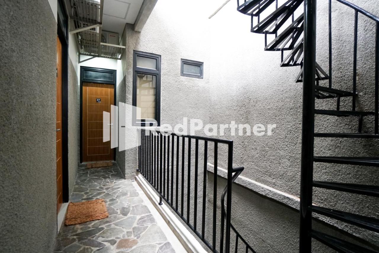 Tomang Gelong Guest House Syariah Mitra Reddoorz Jakarta Exterior photo