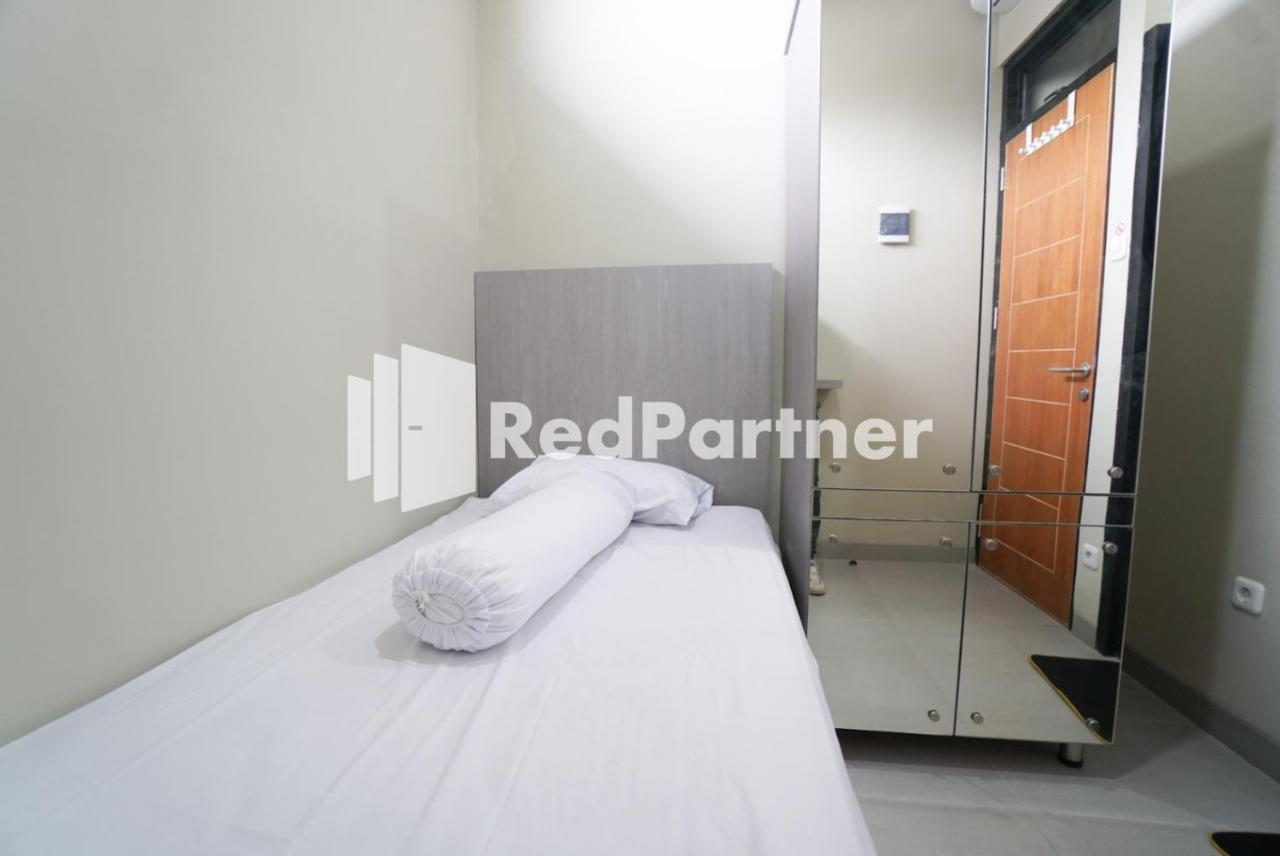 Tomang Gelong Guest House Syariah Mitra Reddoorz Jakarta Exterior photo