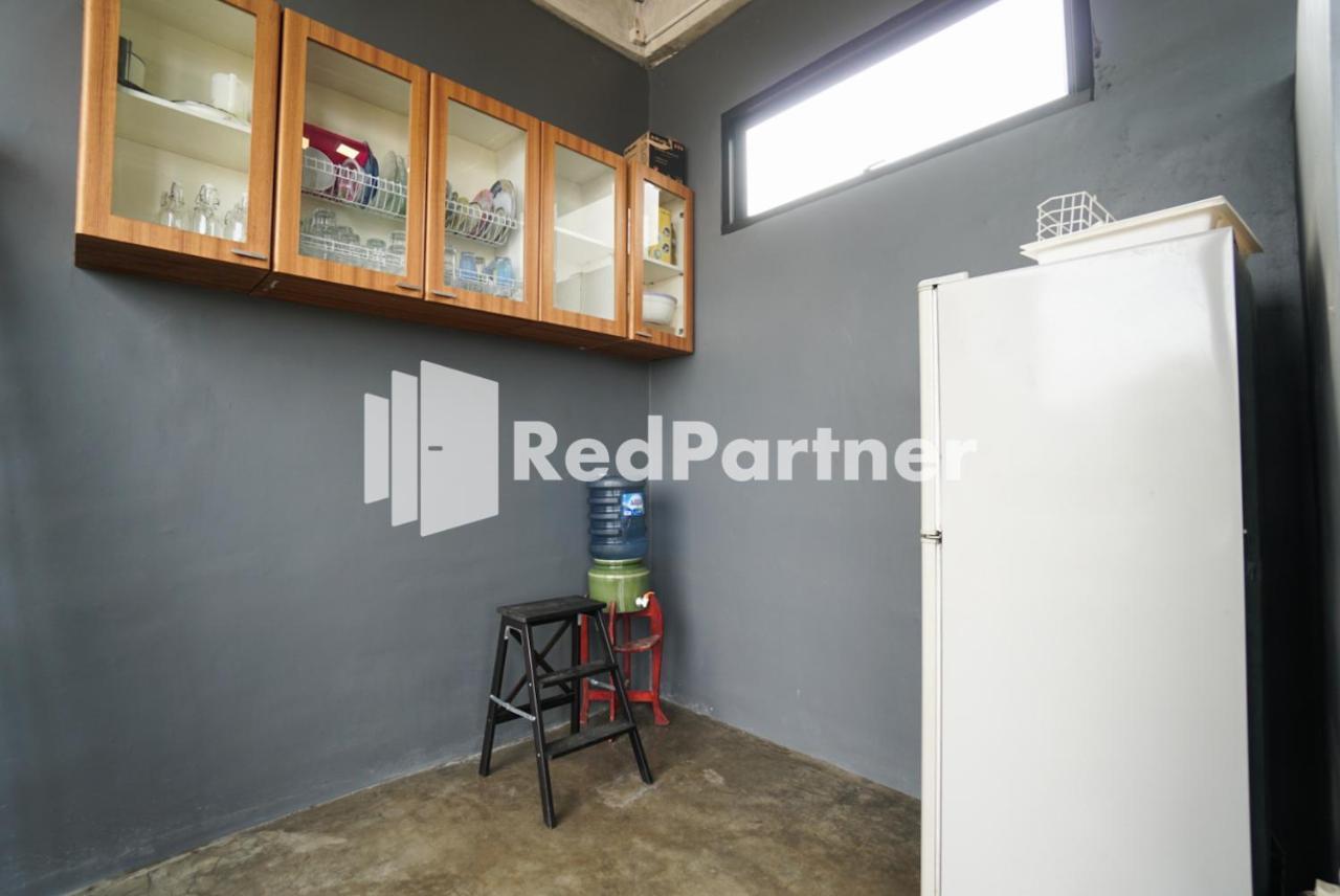 Tomang Gelong Guest House Syariah Mitra Reddoorz Jakarta Exterior photo