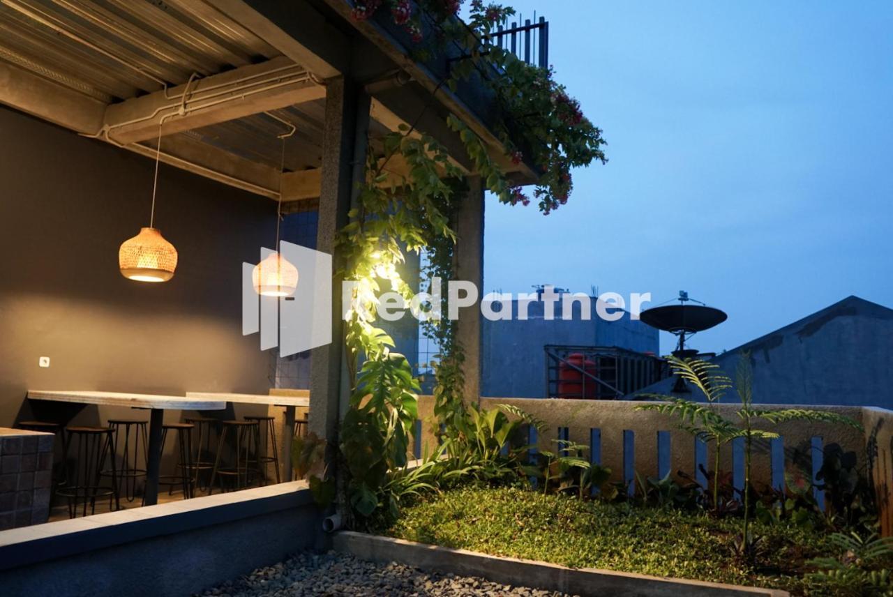 Tomang Gelong Guest House Syariah Mitra Reddoorz Jakarta Exterior photo
