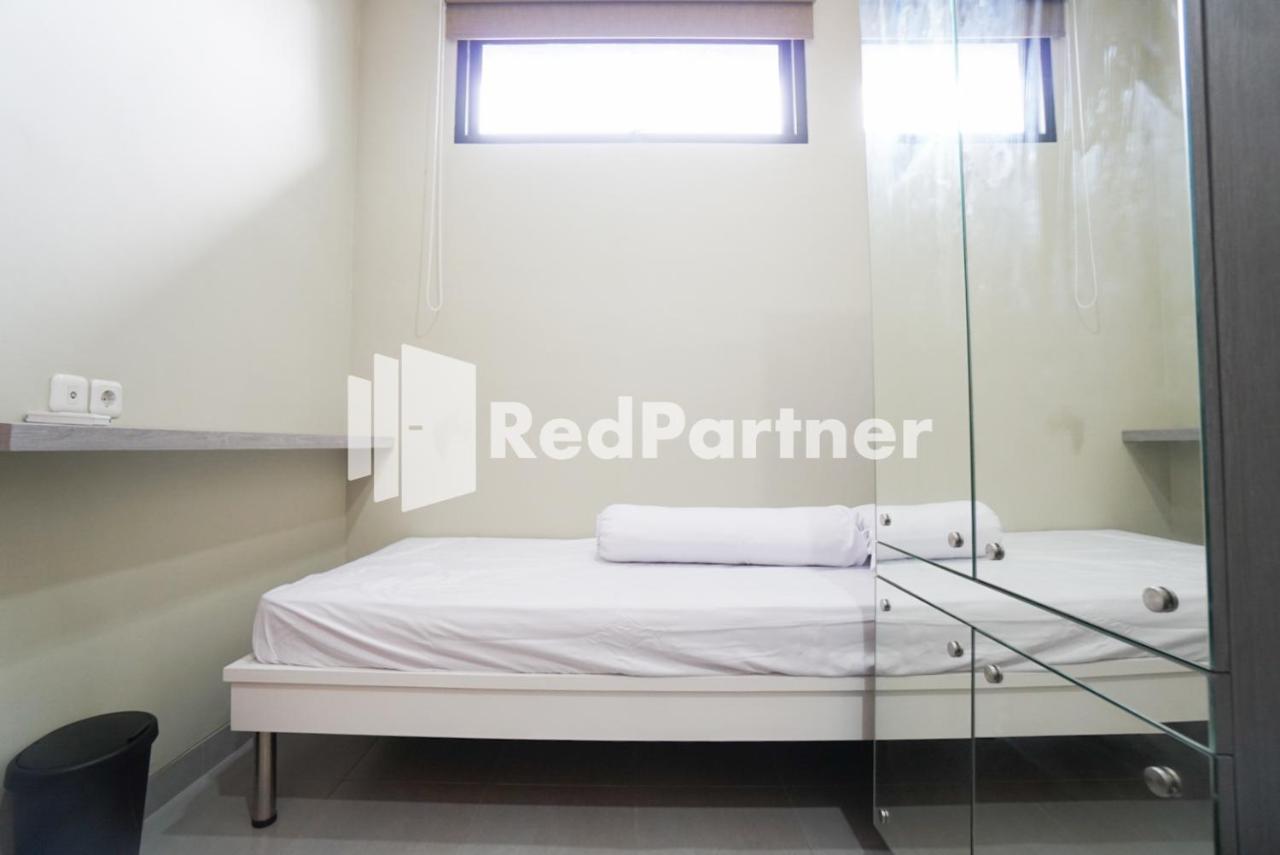 Tomang Gelong Guest House Syariah Mitra Reddoorz Jakarta Exterior photo