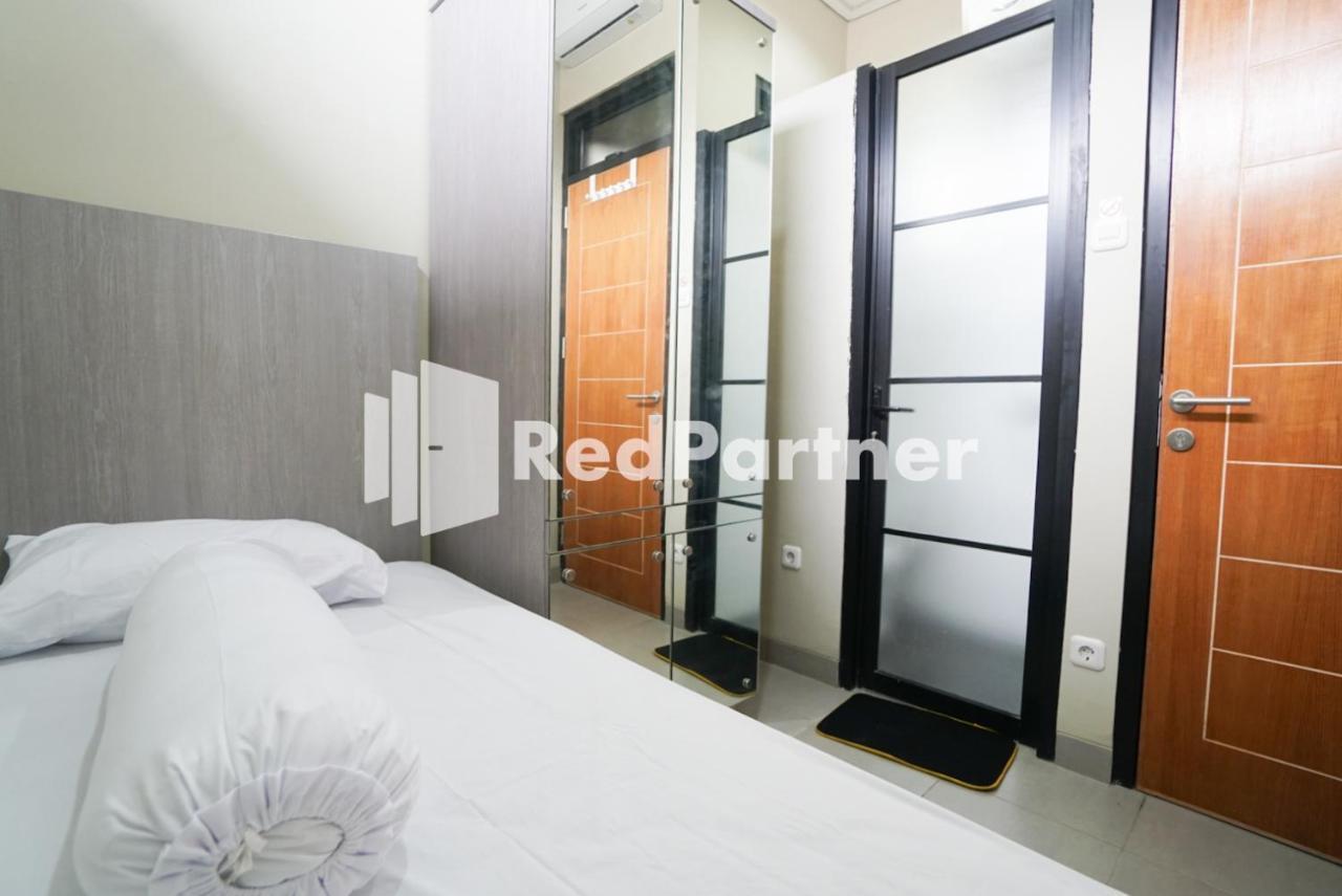 Tomang Gelong Guest House Syariah Mitra Reddoorz Jakarta Exterior photo