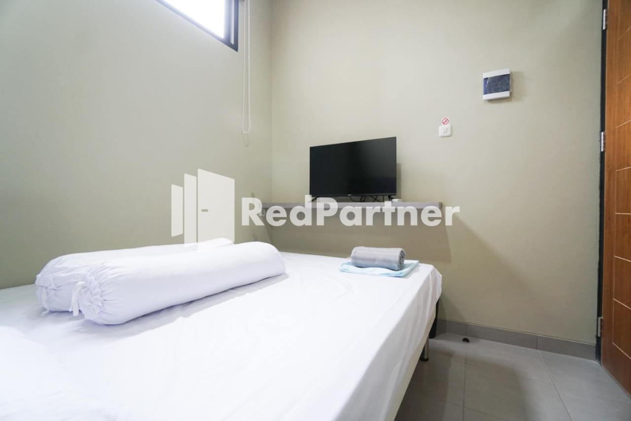 Tomang Gelong Guest House Syariah Mitra Reddoorz Jakarta Exterior photo