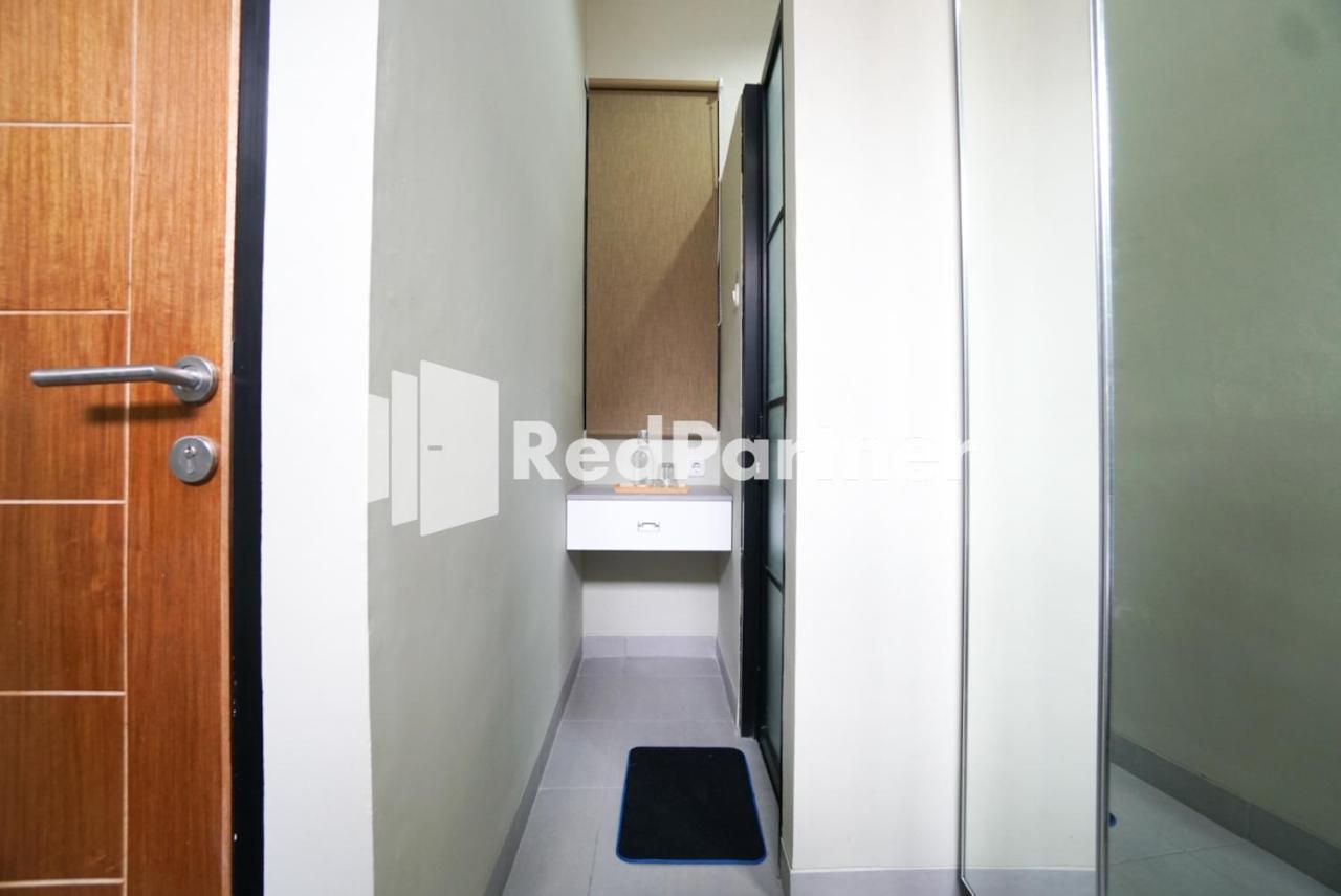 Tomang Gelong Guest House Syariah Mitra Reddoorz Jakarta Exterior photo