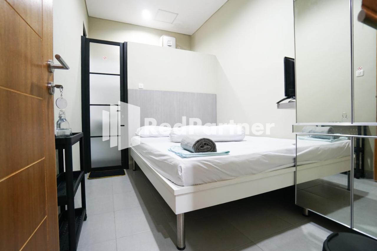 Tomang Gelong Guest House Syariah Mitra Reddoorz Jakarta Exterior photo