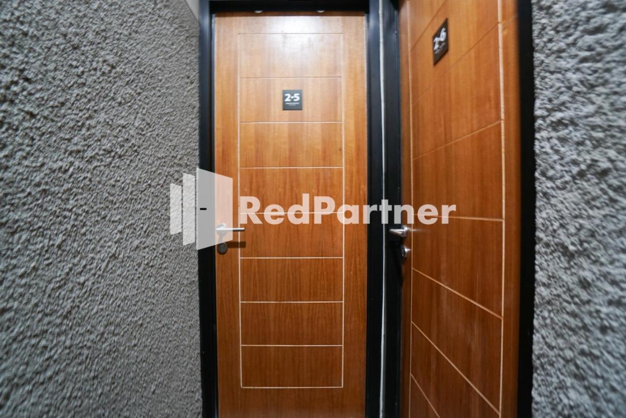 Tomang Gelong Guest House Syariah Mitra Reddoorz Jakarta Exterior photo